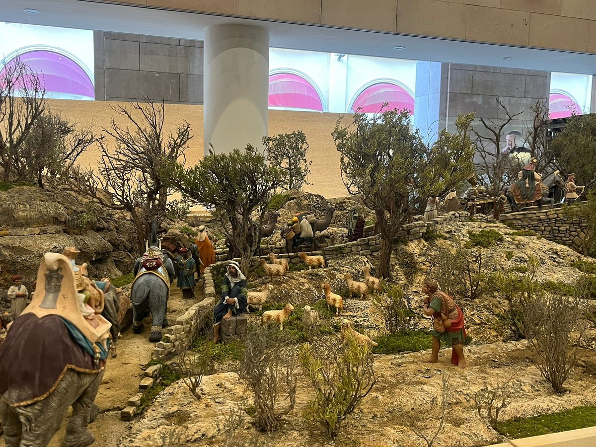 🎄 Un belén napolitano ilumina la Navidad en el corazón del Ayuntamiento de Huesca