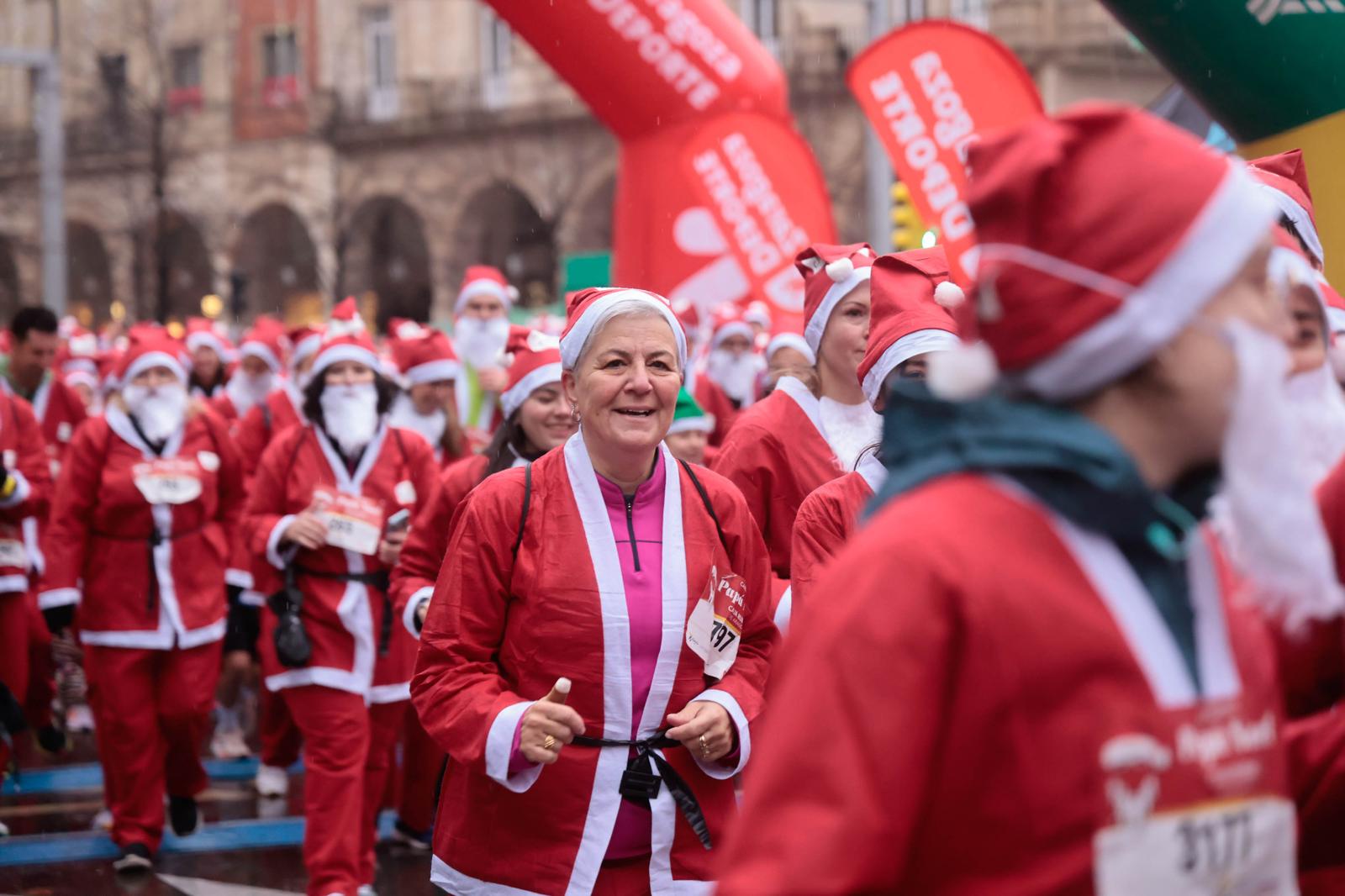 🎄 Pasión navideña en Zaragoza: 4 000 Papás Noel y elfos toman las calles por una causa solidaria