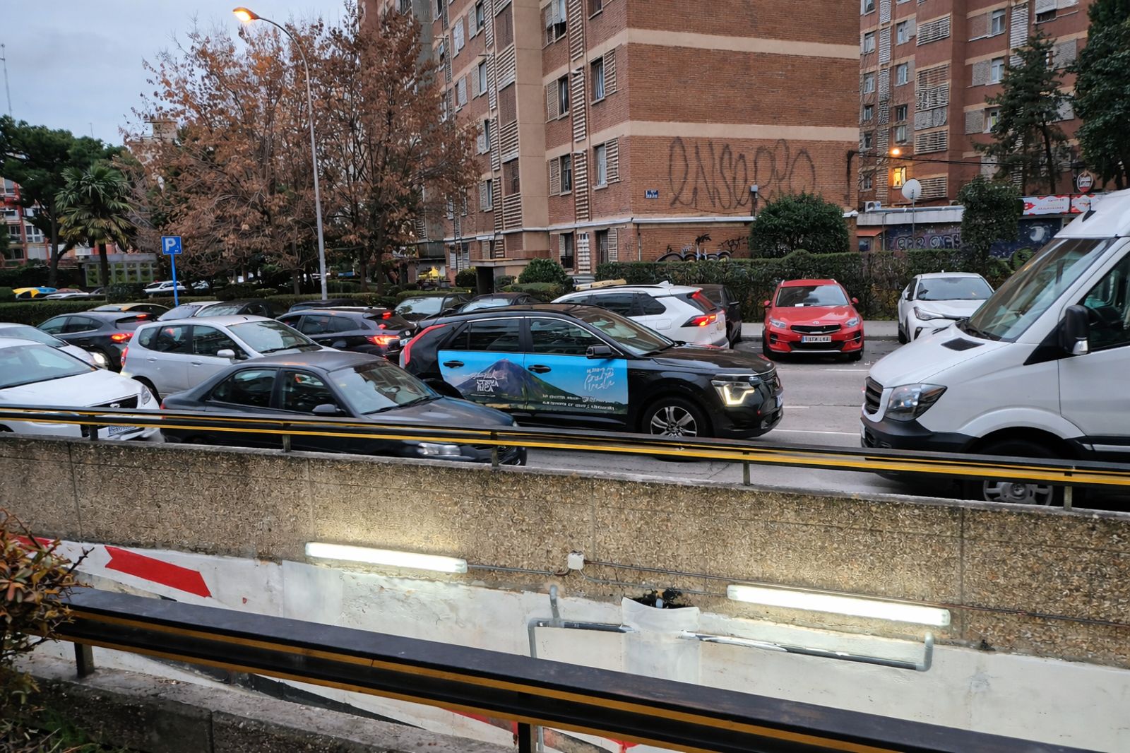 Costa Rica se deja ver en Madrid: un vehículo de la marca país recorre las calles de Aluche