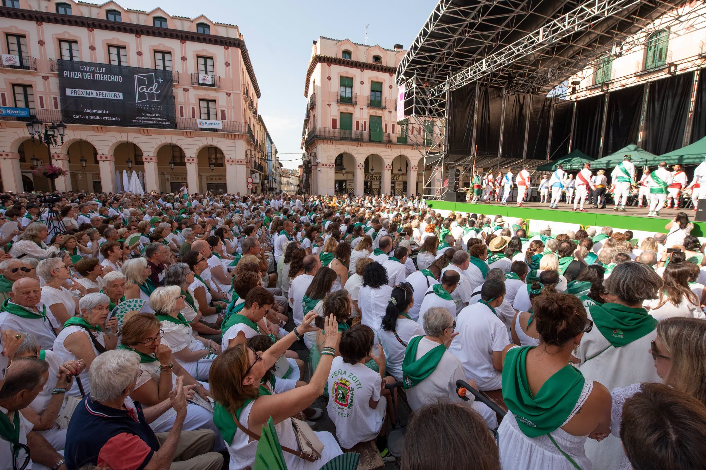 Huesca se viste de blanco y verde para celebrar a San Lorenzo