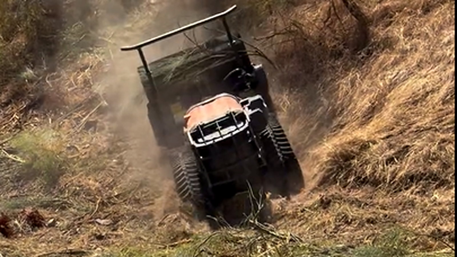 ¿Trabajar una finca empinada sin subirse al tractor? España prueba maquinaria a control remoto para reducir accidentes