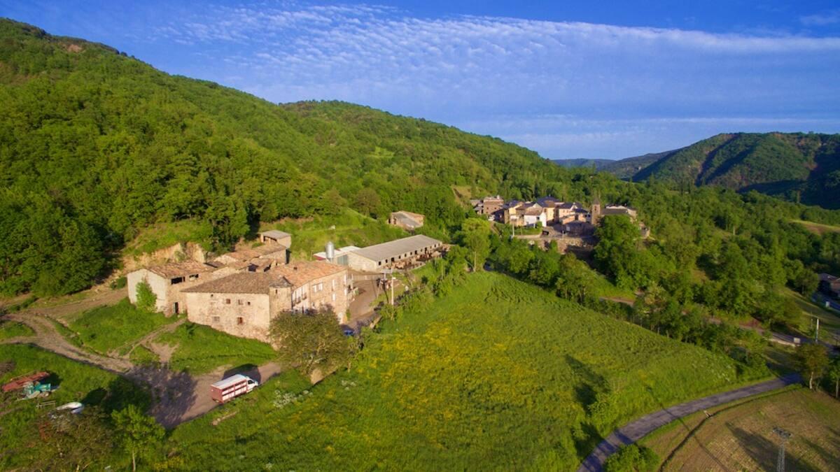 Un pequeño pueblo del Pirineo reúne agricultura, ganadería y productos locales para mantener vivo el territorio