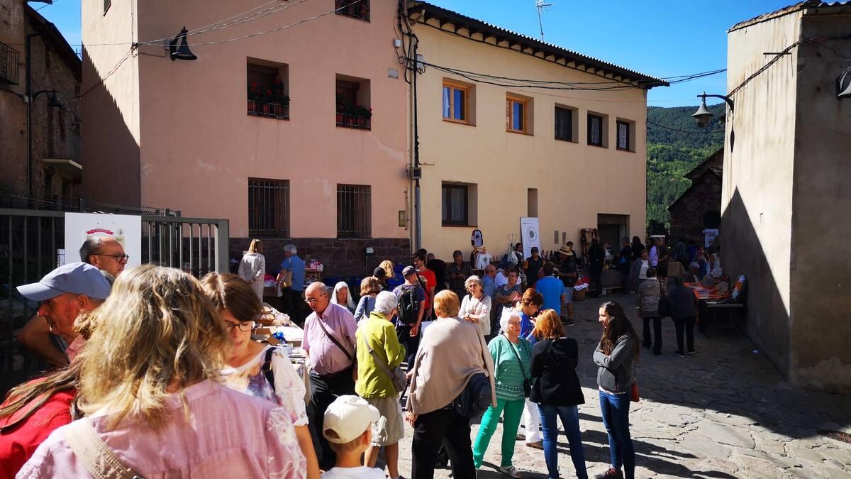 Un pequeño pueblo del Pirineo reúne agricultura, ganadería y productos locales para mantener vivo el territorio