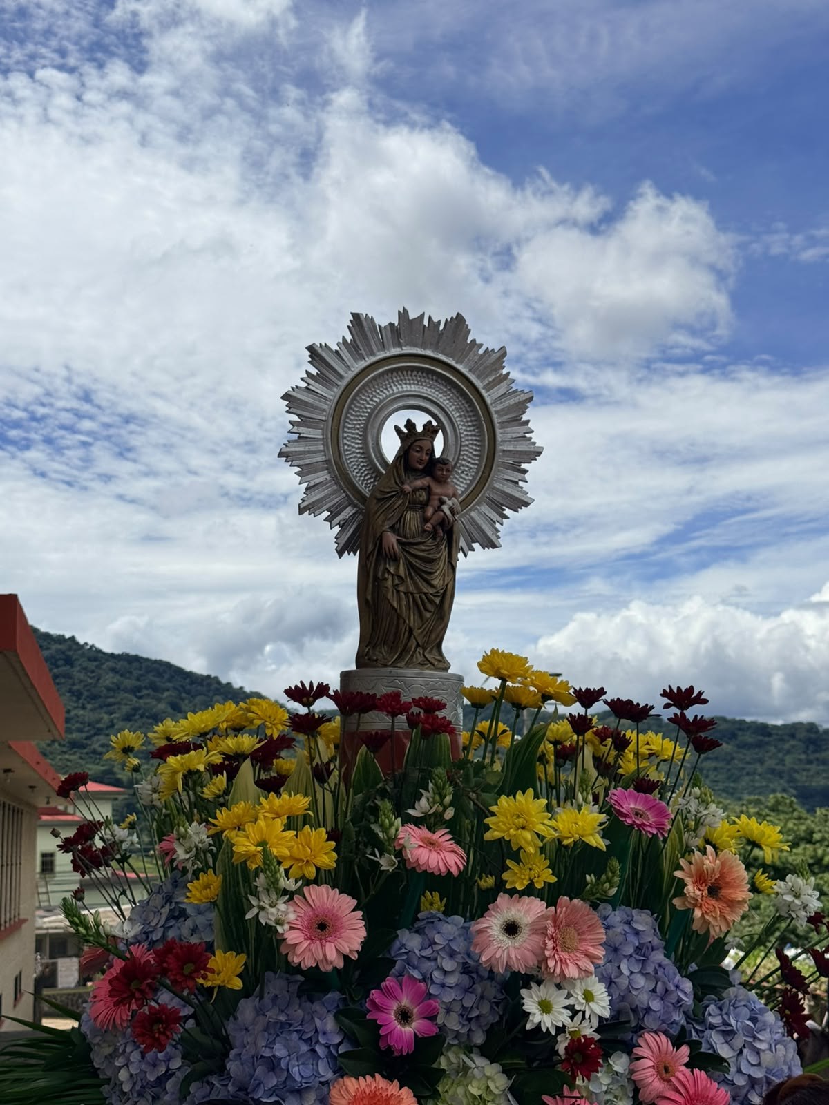 La Virgen del Pilar visitó la feria de Tres Ríos entre puestos, cosechas y bendiciones